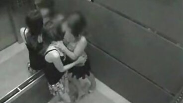 فلم کی ٹانگیں کندھوں پر کے ساتھ خوبصورت دا نائٹ