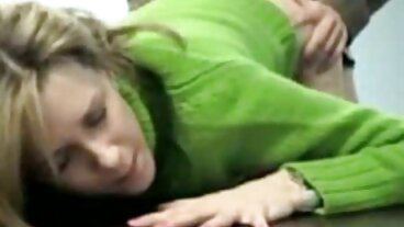 سوفی پر دھماکے کی آواز کے ساتھ اس کی نظروں کے seducente